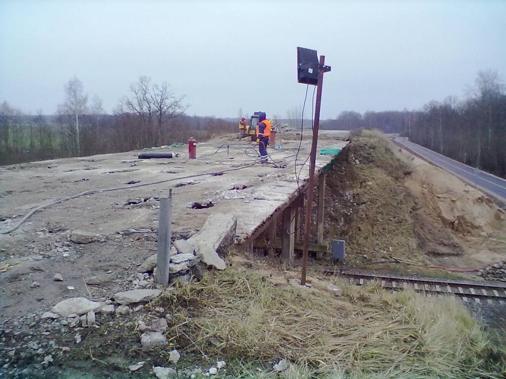  Papildināta ar foto - Uz Liepājas šosejas sāk dzelzceļa pārvada demontāžu; satiksmi organizēs pa pagaidu apvedceļu