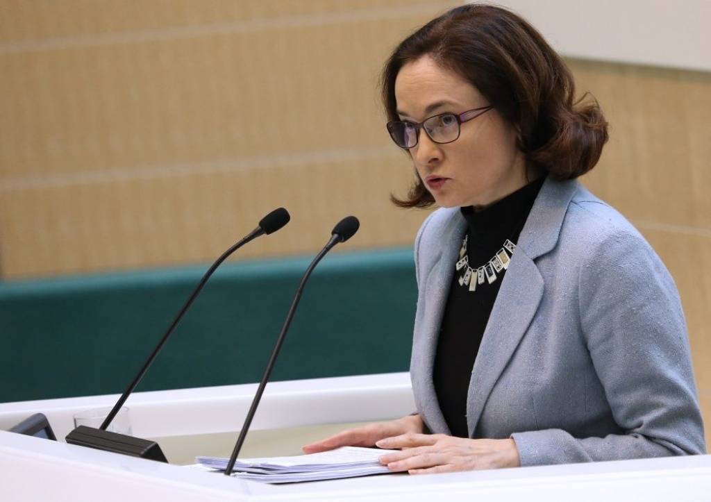 Bank Rossii aicina sabiedrību un uzņēmumus pielāgoties jaunajiem apstākļiem