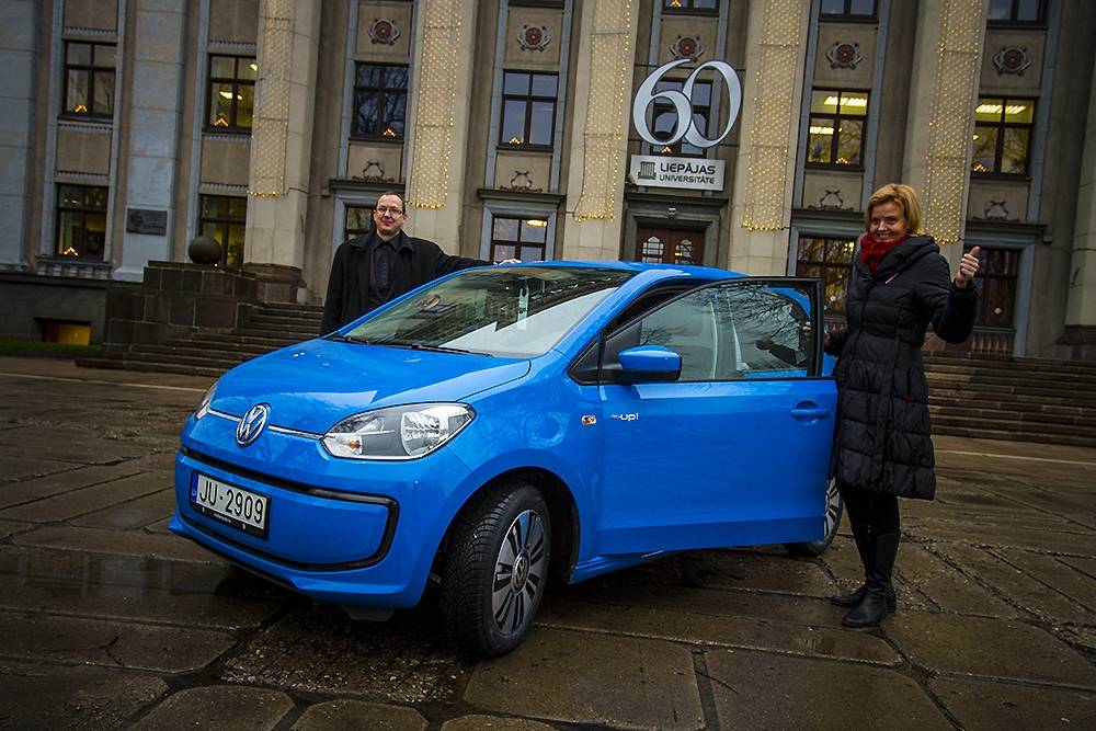 Liepājas Universitāte saņem elektromobili