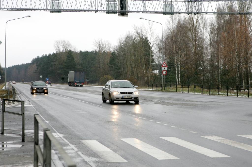 Svētdienas rītā braukšanu apgrūtina ledus