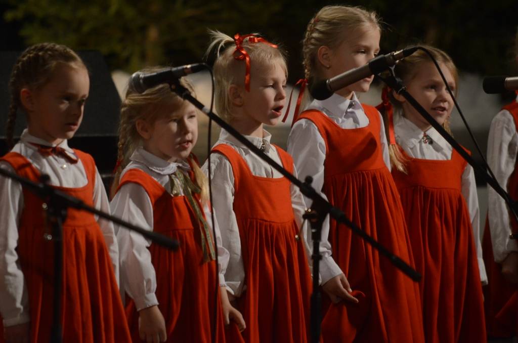 VIDEO: Dzied jauniešu vokālās studijas "Pērlītes" mazie dalībnieki