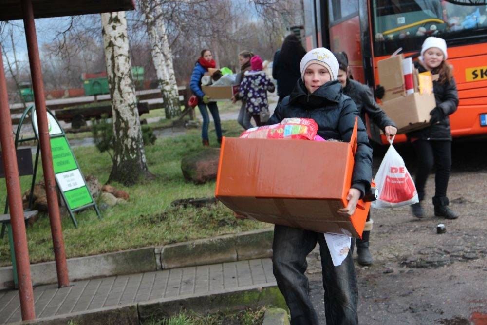 Nīcas jaunieši palīdz Liepājas dzīvnieku patversmes iemītniekiem