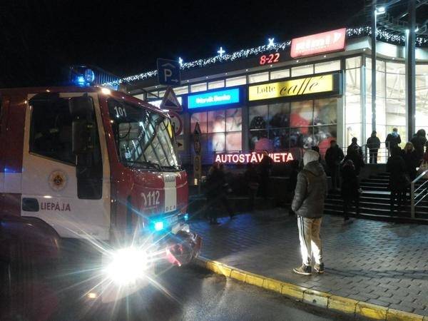 (papildināta) Pazemes stāvvietā Liepājā aizdegas auto; evakuēti teju 500 cilvēki
