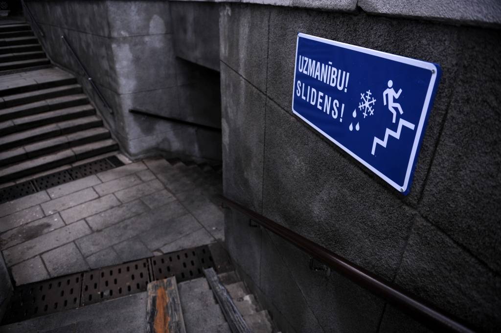  Krītot uz slidenām ietvēm, savainojušies 11 cilvēki