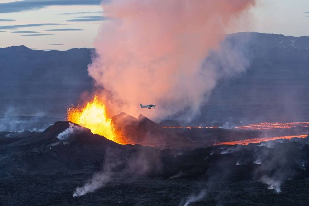 FOTO: Islandē jau četrus mēnešus turpinās vulkāna izvirdums
