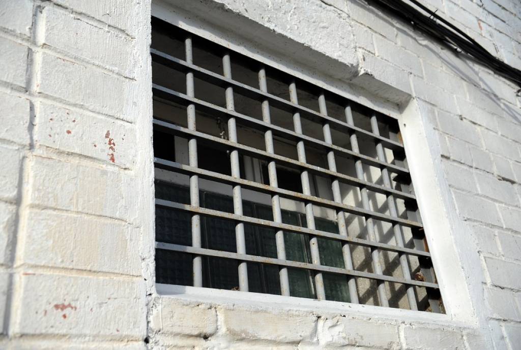 Par kafejnīcas dežuranta slepkavību un pārdevējas sašaušanu - 23 gadi cietumā