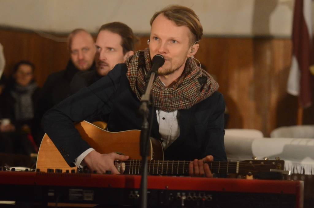 VIDEO: Grupa "The Sound Poets" un koris "Pa saulei" sadziedas Durbes baznīcā
