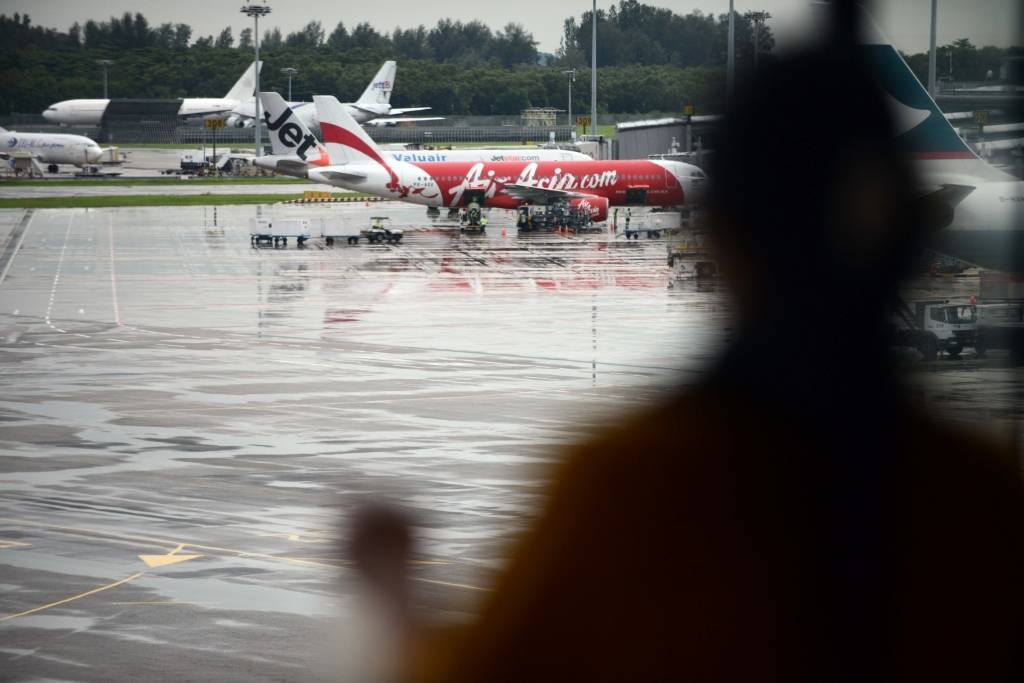 Atsākta pazudušās AirAsia lidmašīnas meklēšana