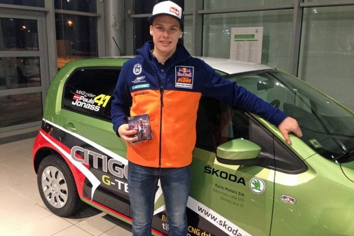Motosportists Pauls Jonass saņem "Škoda Citigo G-TEC" automobili