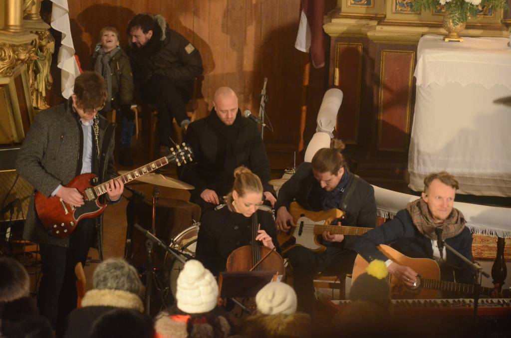 VIDEO: "The Sound Poets" un "Pa saulei" Durbē izpilda dziesmu "Kalniem pāri"