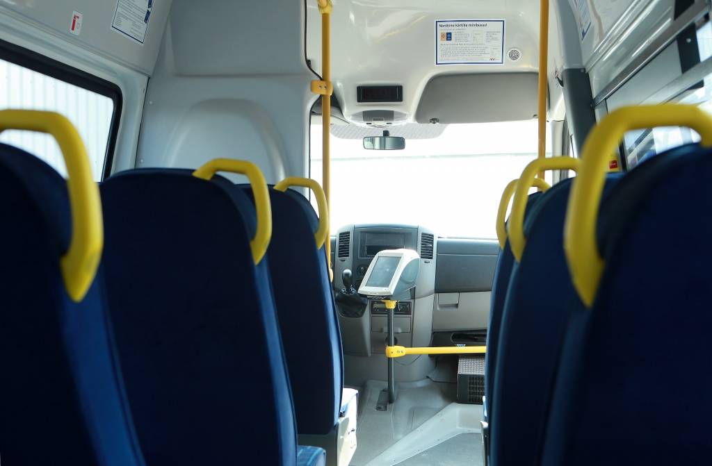 Šoferis nepalīdz pie mikroautobusa riteņiem nokritušai pasažierei un pamet notikuma vietu