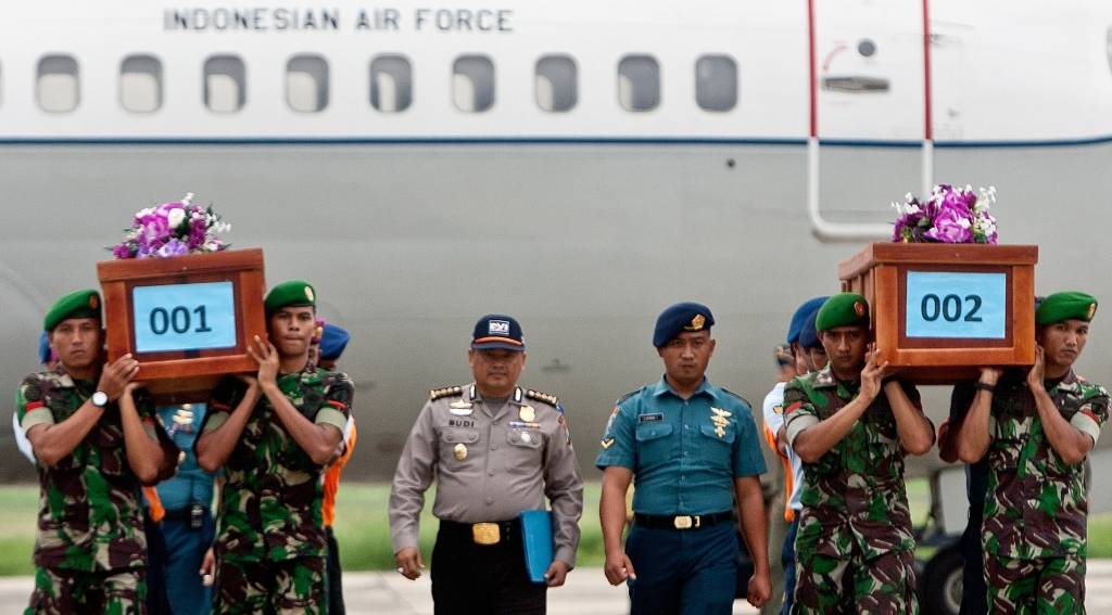 Lidostā, kur gaida tuvinieki, nogādāti pirmie AirAsia katastrofas upuru līķi