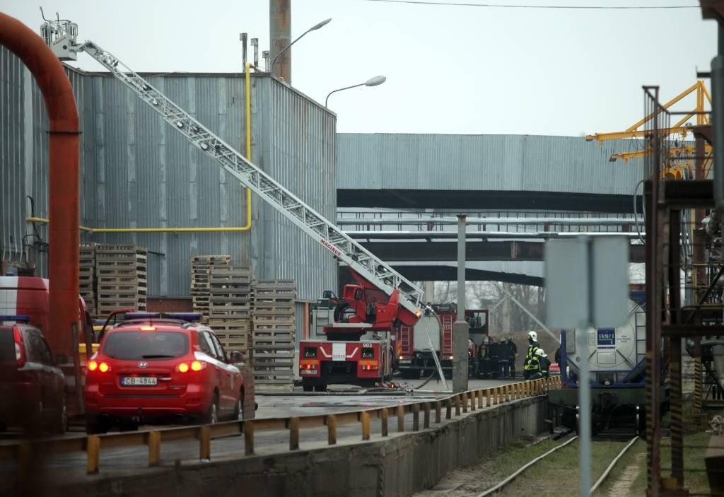 Turpina dzēst ugunsgrēku bijušajā Juglas papīrfabrikā
