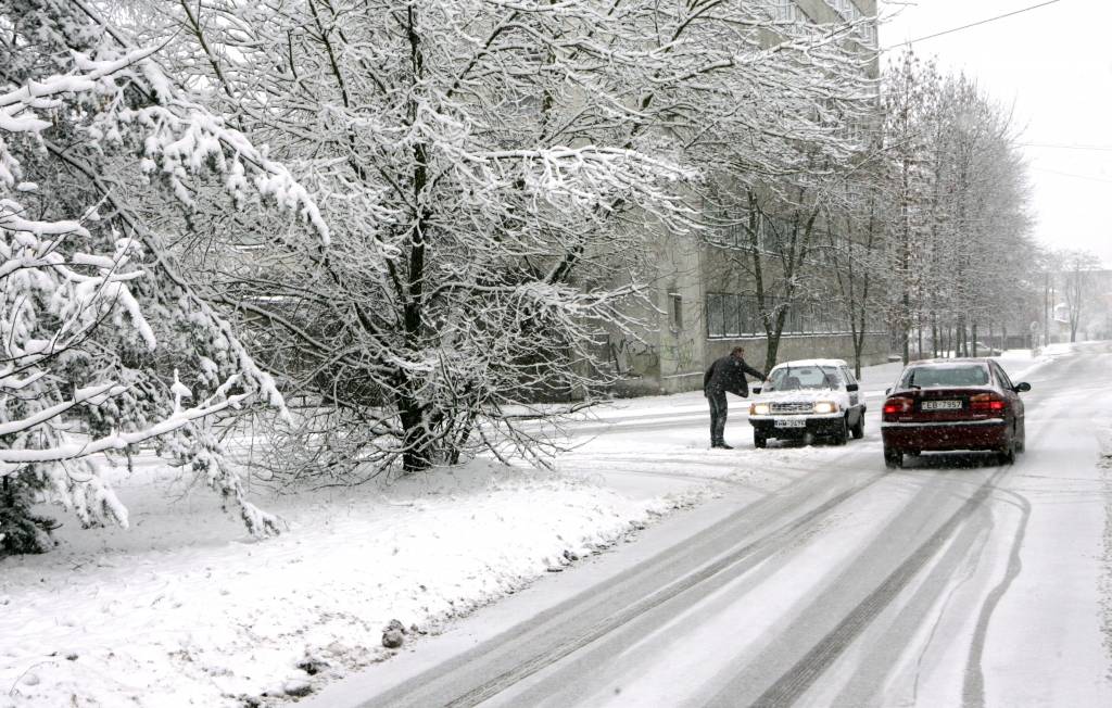 Pirmdienas rītā apgrūtināta braukšana uz visiem autoceļiem Latvijā