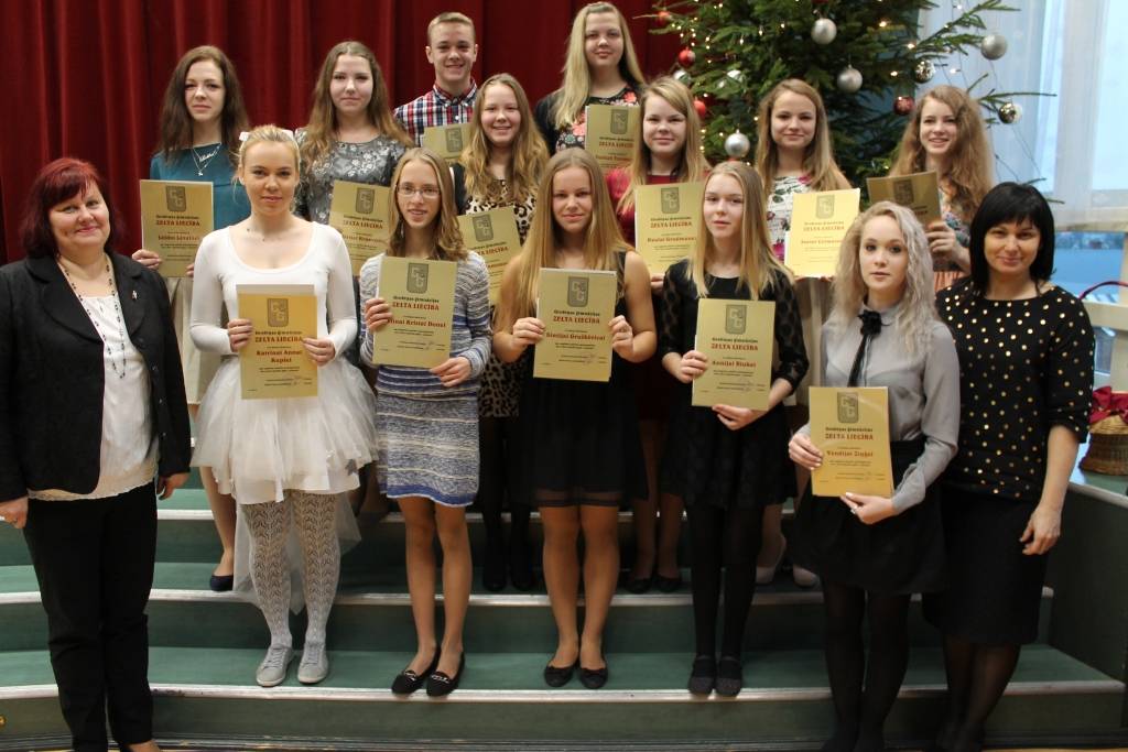 Grobiņā sumina sekmīgākos skolēnus