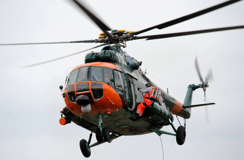 Meklējot kaitbordistu, NBS helikoptera apkalpe nopietni riskēja ar dzīvību