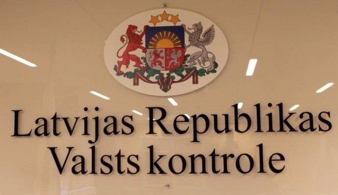 Valsts kontrole: Pašvaldībās par trūcīgām ģimenēm atzītas arī tādas, kurām pieder seši nekustamie īpašumi