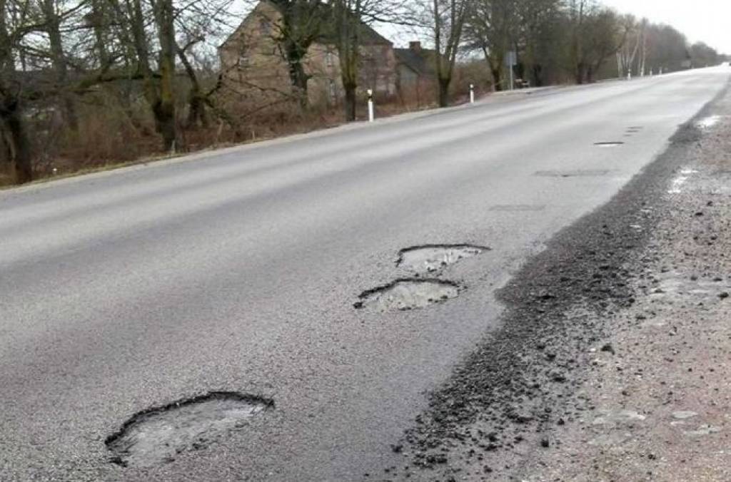 Vai sniega cilvēks izbradājis tikko remontēto Lietuvas šoseju?