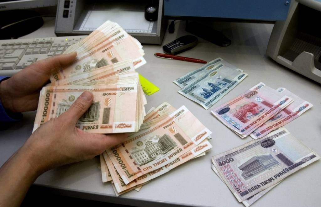 Rubļa un naftas cenas kritums iedragā NVS valstu valūtu vērtības