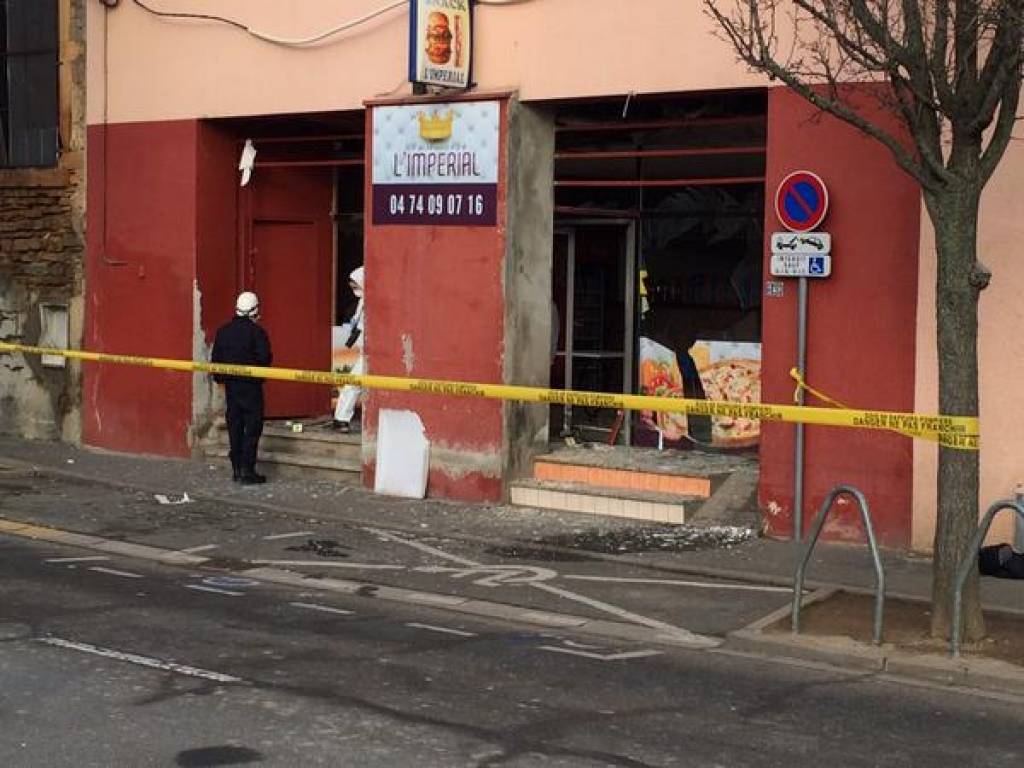 Francijas austrumos pie mošejas uzspridzina kebabnīcu