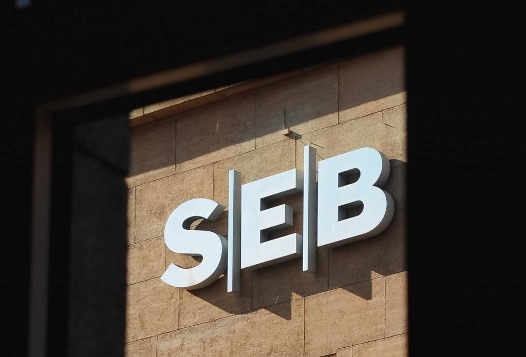 Slēdzot filiāles vairākās Latvijas pilsētās, SEB banka atlaidīs apmēram 50 darbinieku