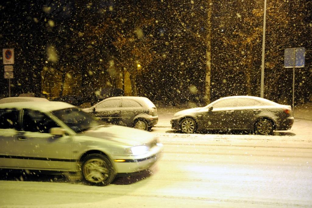 Sniega dēļ visā Latvijā apgrūtināta braukšana
