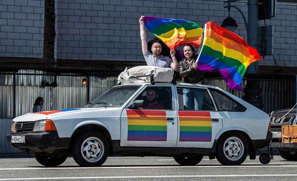 Krievija aizliedz transvestītiem un kleptomāniem iegūt autovadītāja tiesības