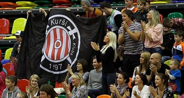 Spraiga nedēļas nogale florbola laukumos