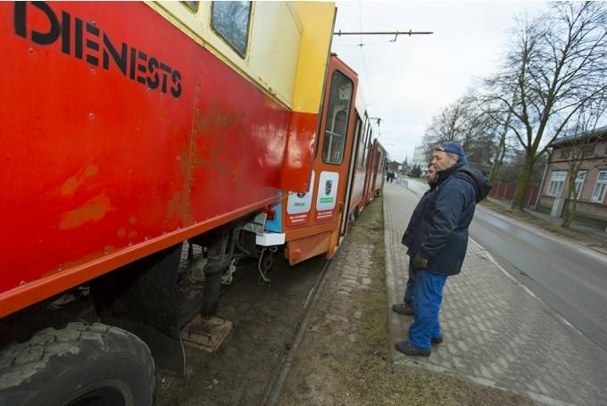 Pēc bojāto sliežu remonta Liepājā atjaunota tramvaja satiksme