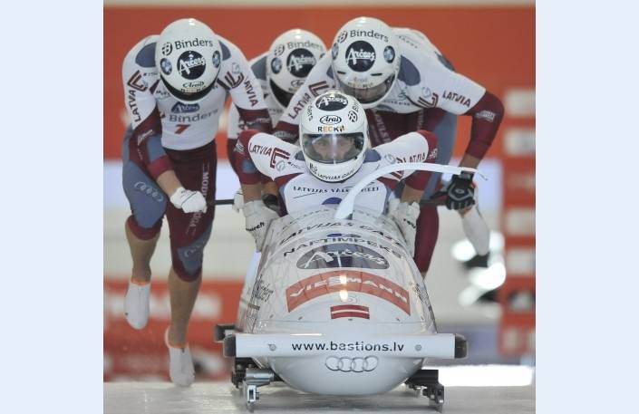 Latvijas bobsleja četrinieku ekipāžām otrā un ceturtā vieta Pasaules kausa trešajā posmā