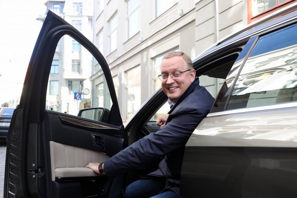 Latvija pievērusi durvis holdingiem