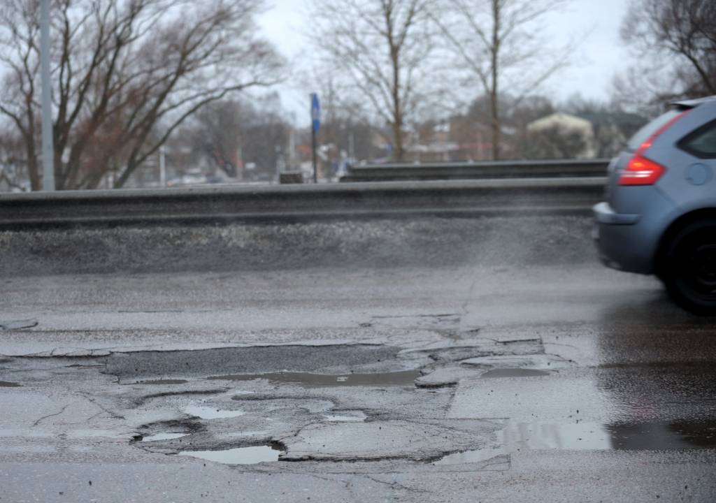 Automašīna aizķer un velk līdzi nule notriekta vīrieša līķi
