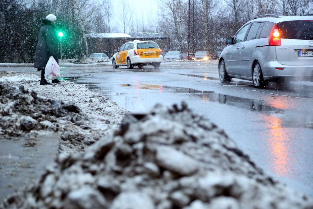 Situācija uz ceļiem vietām katastrofāla, bloķētas galvenās šosejas