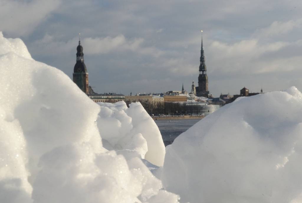 Sniega un biznesa cīņu virpulī 