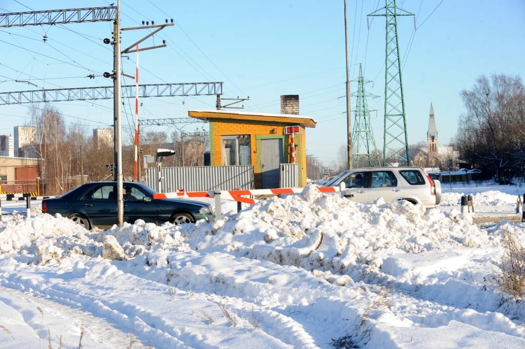 papildināts (10:41) - Glābēji no dzelzceļa pārbrauktuves Pārdaugavā aizvelk avarējušu BMW