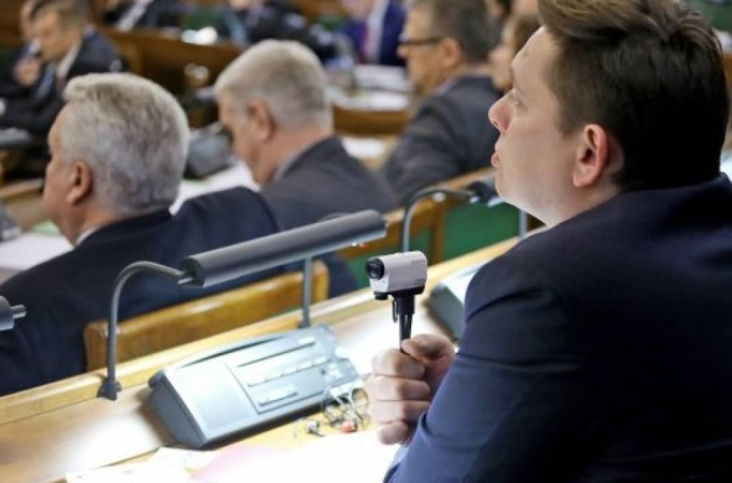 Kaimiņš Saeimā spēlē divas lomas