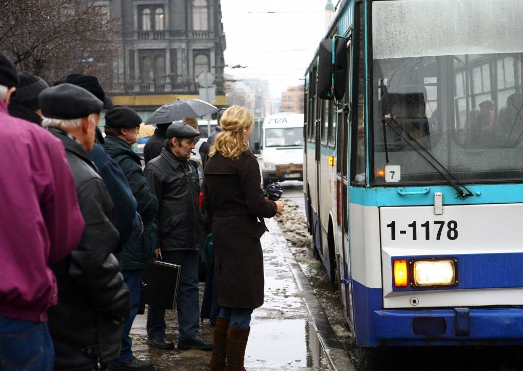 Sabiedriskā transporta biļete pie vadītāja maksās divus eiro