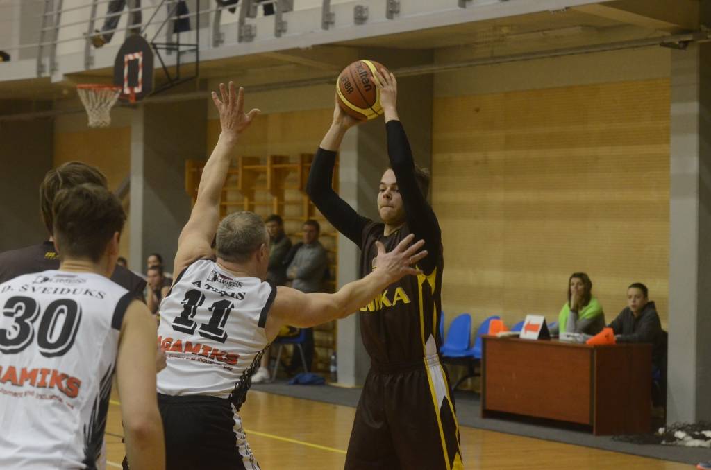 FOTO: "Dunika", "Bārta" un "Kalēti" uzvar Lejaskurzemes novadu čempionāta basketbolā spēlēs