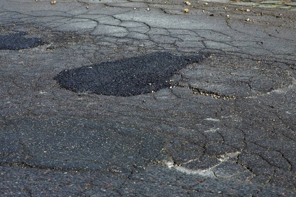 Cik naudas ieripos Rīgas ielu bedrēs – vēl miglā tīts 