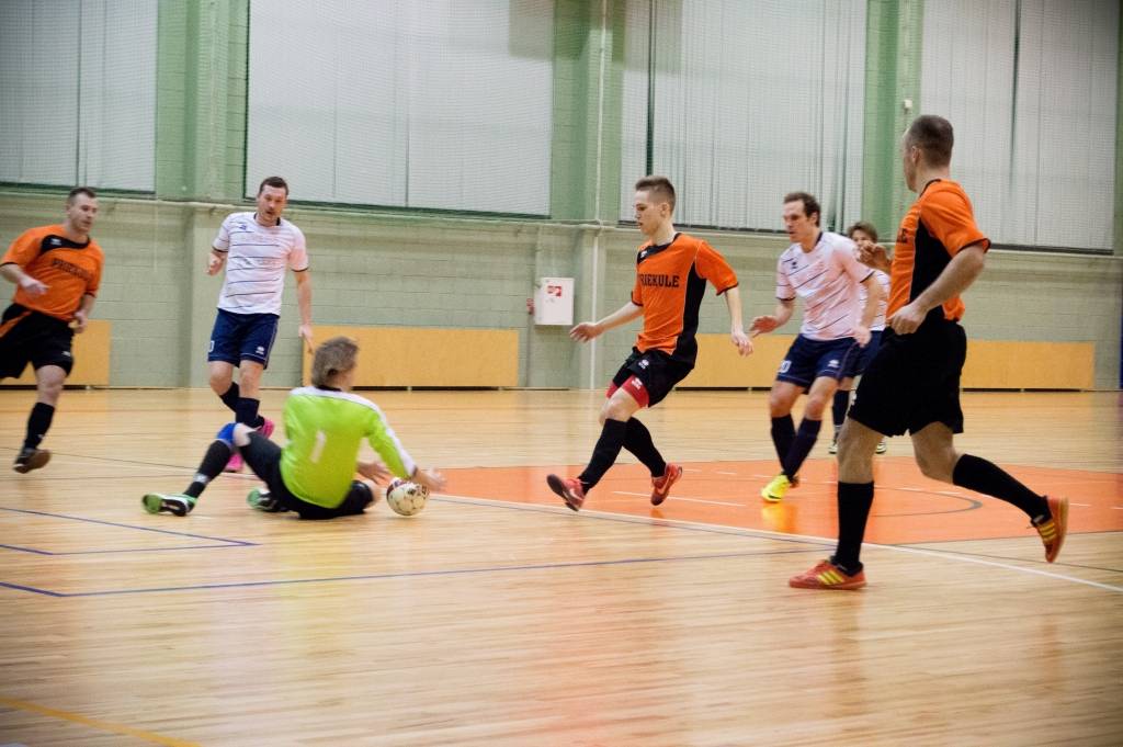 FOTO: "Bandava/Priekule" Kurzemes telpu futbola līgā zaudē komandai "Kuldīgas NSS/FK Nikers"