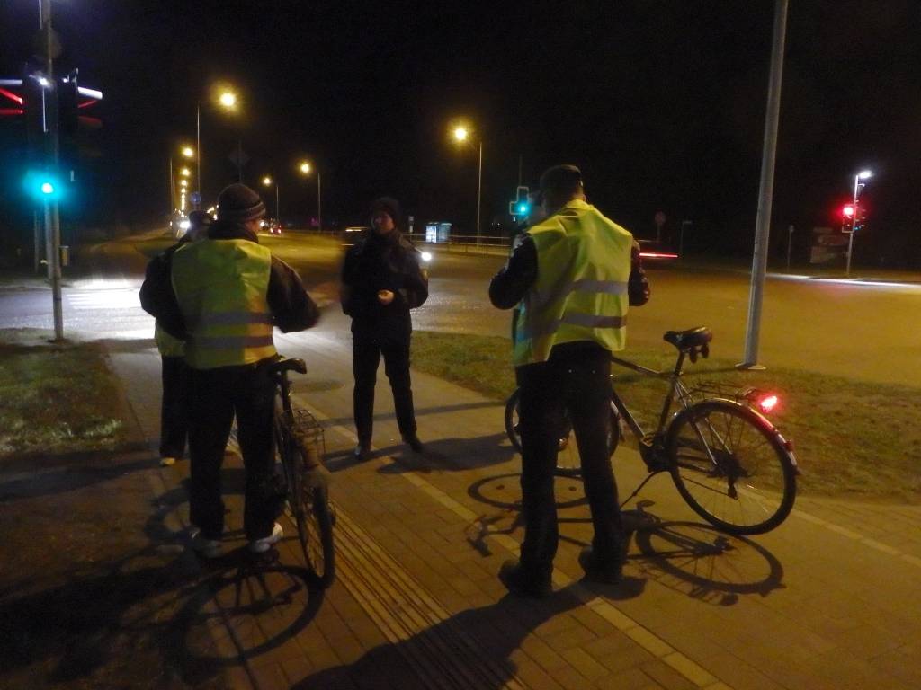Gādā par gājēju un velosipēdistu redzamību tumsā