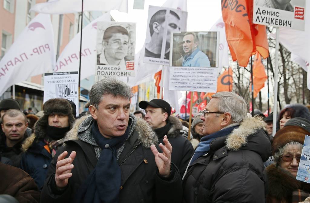 Ņemcovs: Putins iet uz visu banku, viņam uz sankcijām "uzspļaut"