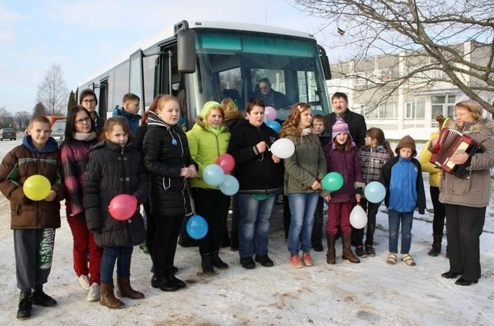 Gramzdas skolēni brauks ar modernu autobusu