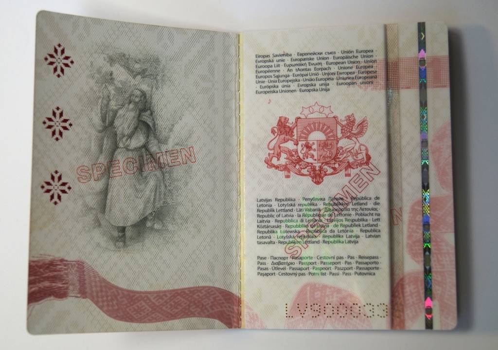 FOTO: Jaunā dizaina pases grezno Dziesmu svētku motīvi