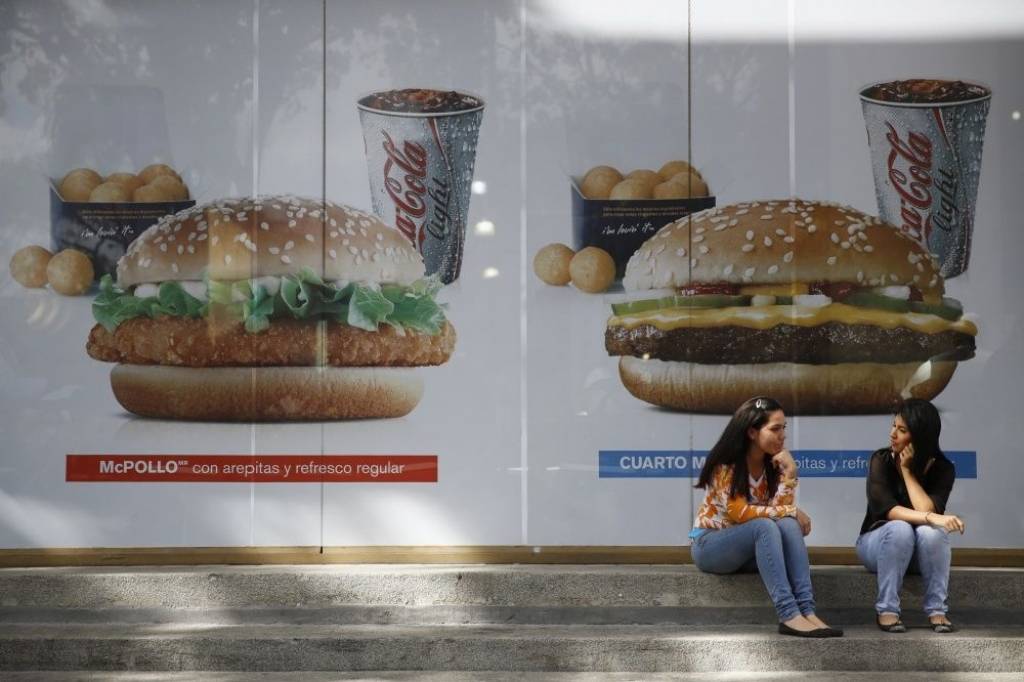 McDonald's nomaina vadītāju vāja noieta un peļņas dēļ