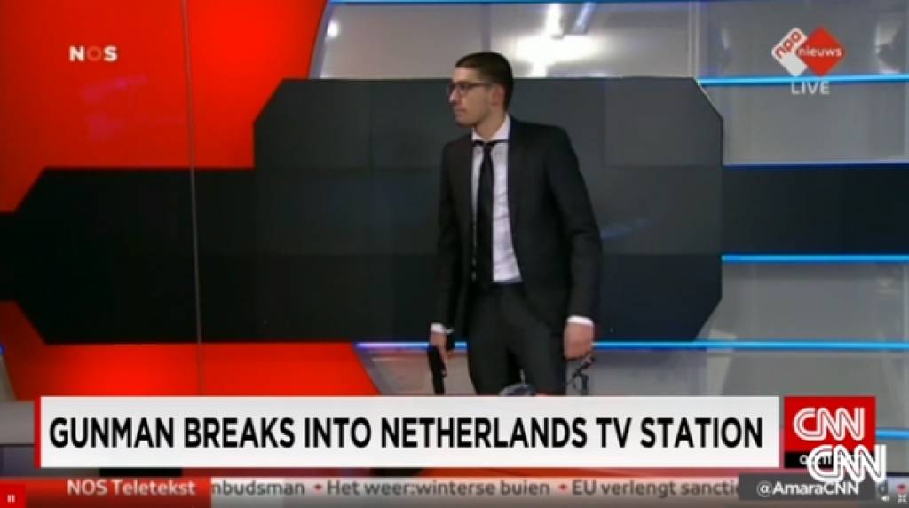 Uzvalkā tērpies "hakeris" iebrūk Nīderlandes televīzijā un pieprasa uzstāšanos tiešajā ēterā