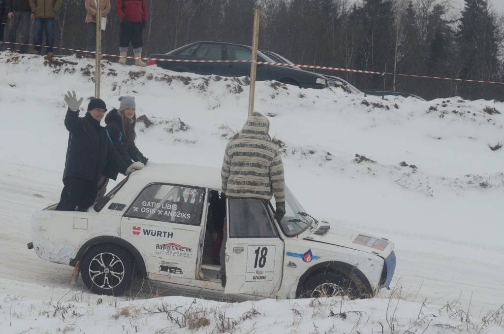 FOTO.VIDEO: Aizputnieks Sandis Baltaiskalns pārliecinoši uzvar Vecpils folkreisa posmā