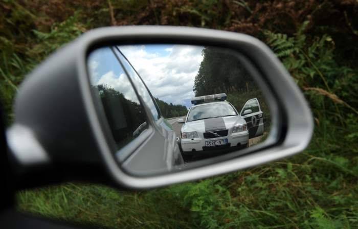 Uz Liepājas šosejas aizturēta autovadītāja par 100 eiro kukuļa došanu
