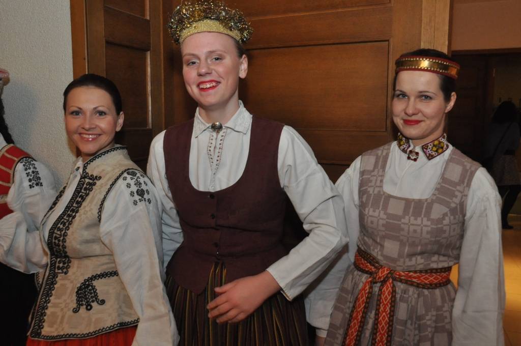 FOTO: Dejotāji sadanco Liepājā