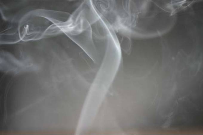 Sieviete saindējas ar dūmiem